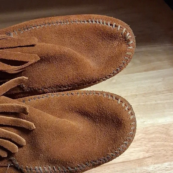 Minnetonka Concho Feather Boot  (9) Brown Suede Moccassins Booties - Picture 6 of 9